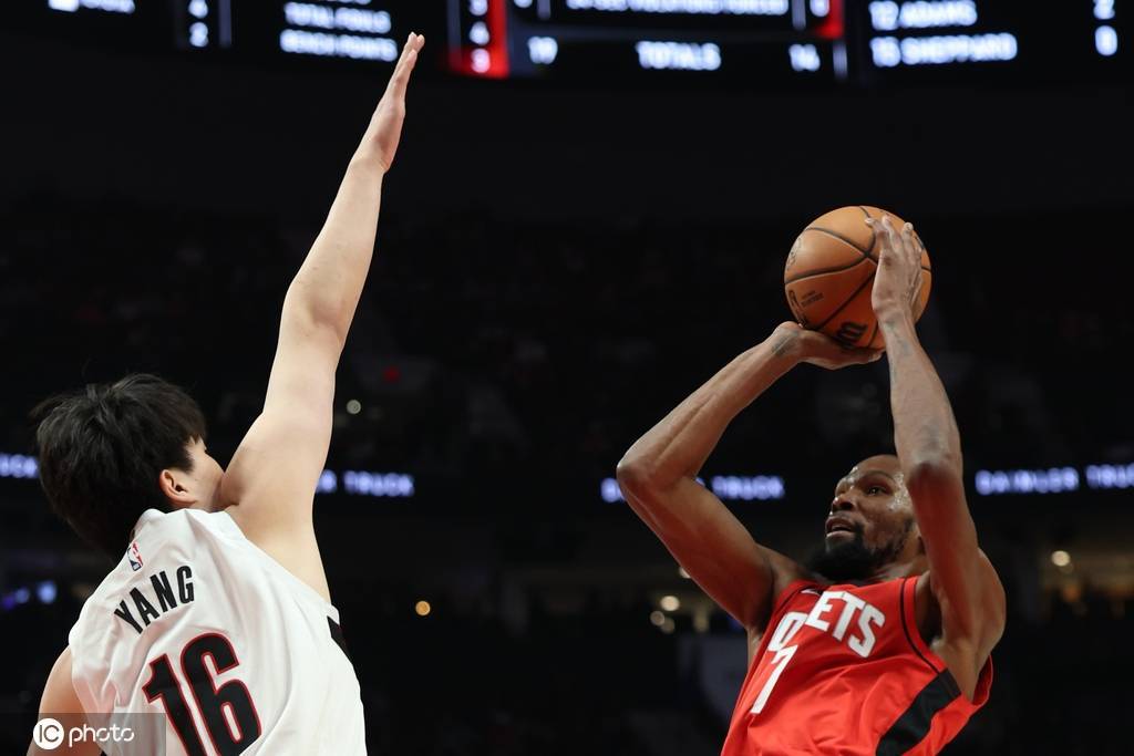 杜兰特错失绝杀 杨瀚森3分3板2助开拓者险胜火箭